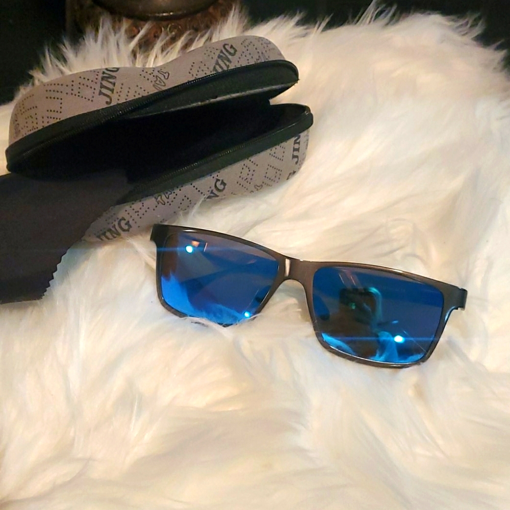 Sunglasses mirrored lense